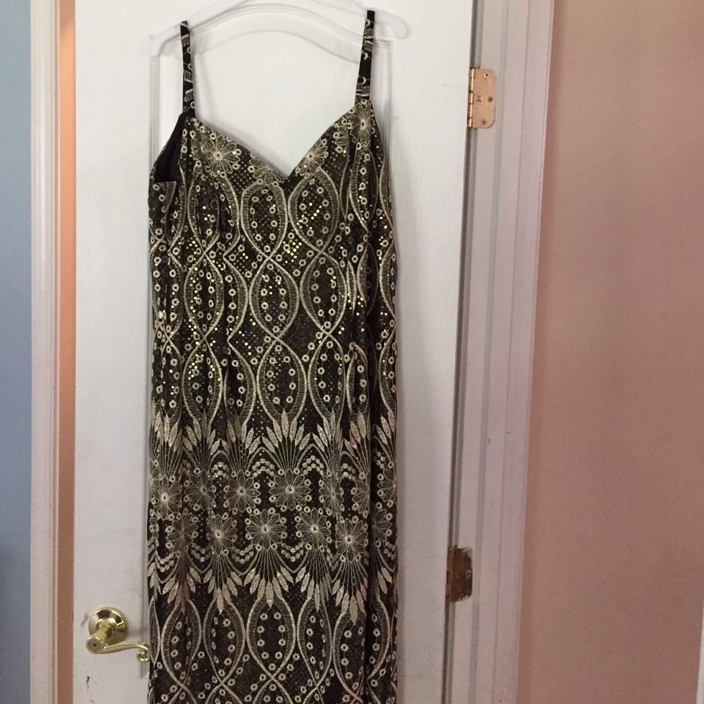 COPY - Long black and gold dress